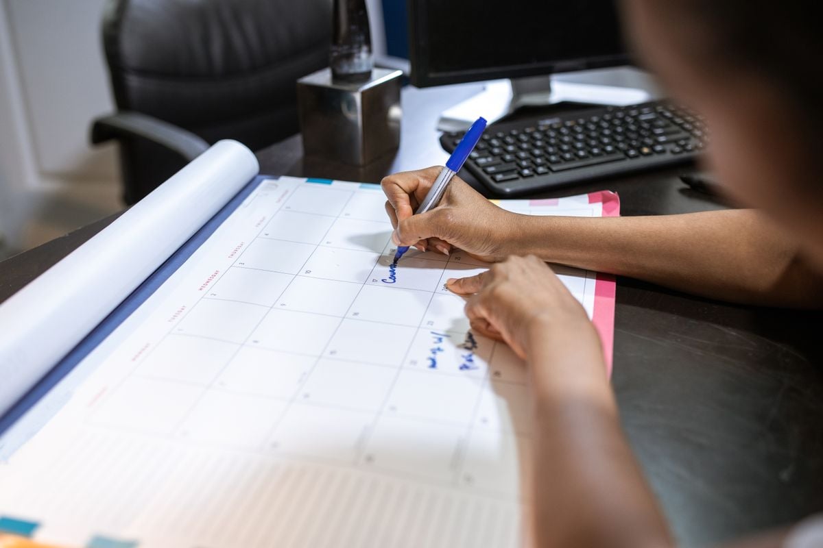 Adjusting your contracted newborn care hours on a calendar