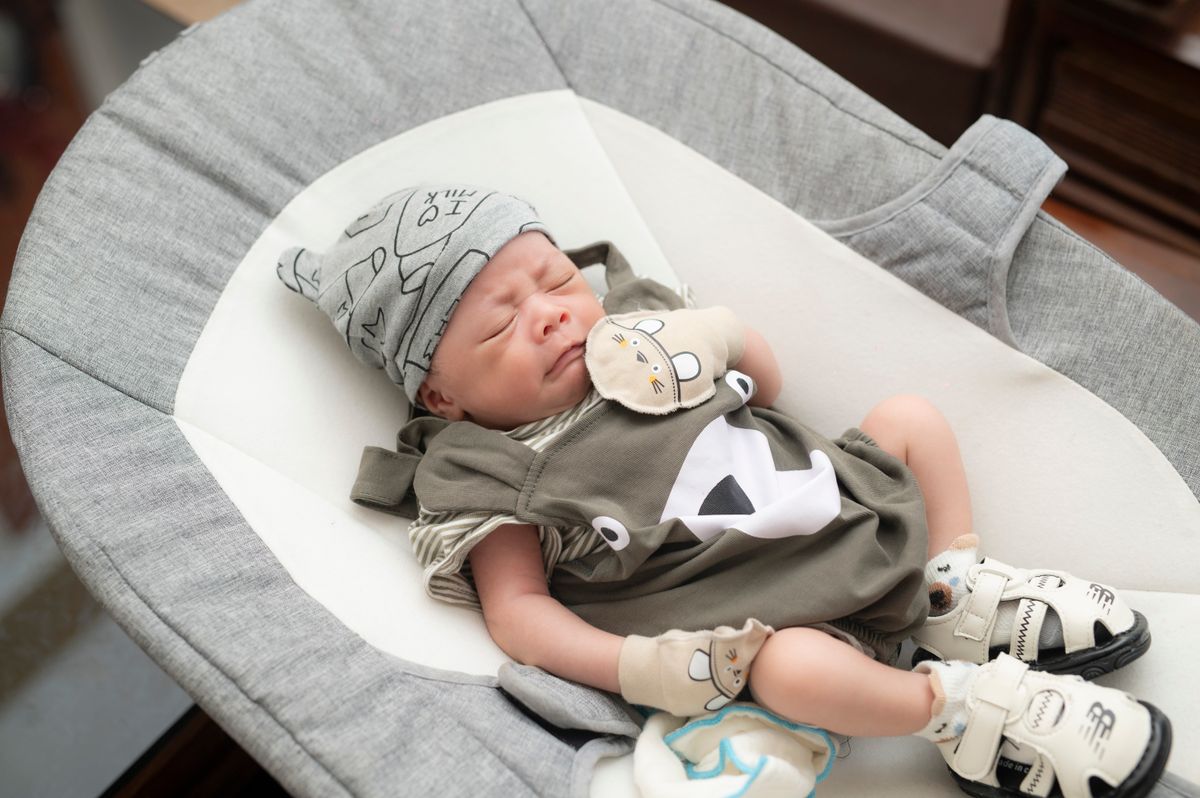 Bassinet beside a parent's bed for safe rooming in between overnight shifts